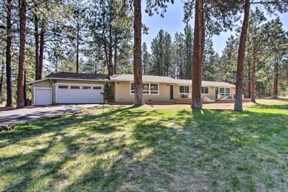 Bend Hideaway on 3 Acres with Decks and Fire Pit! - image 18