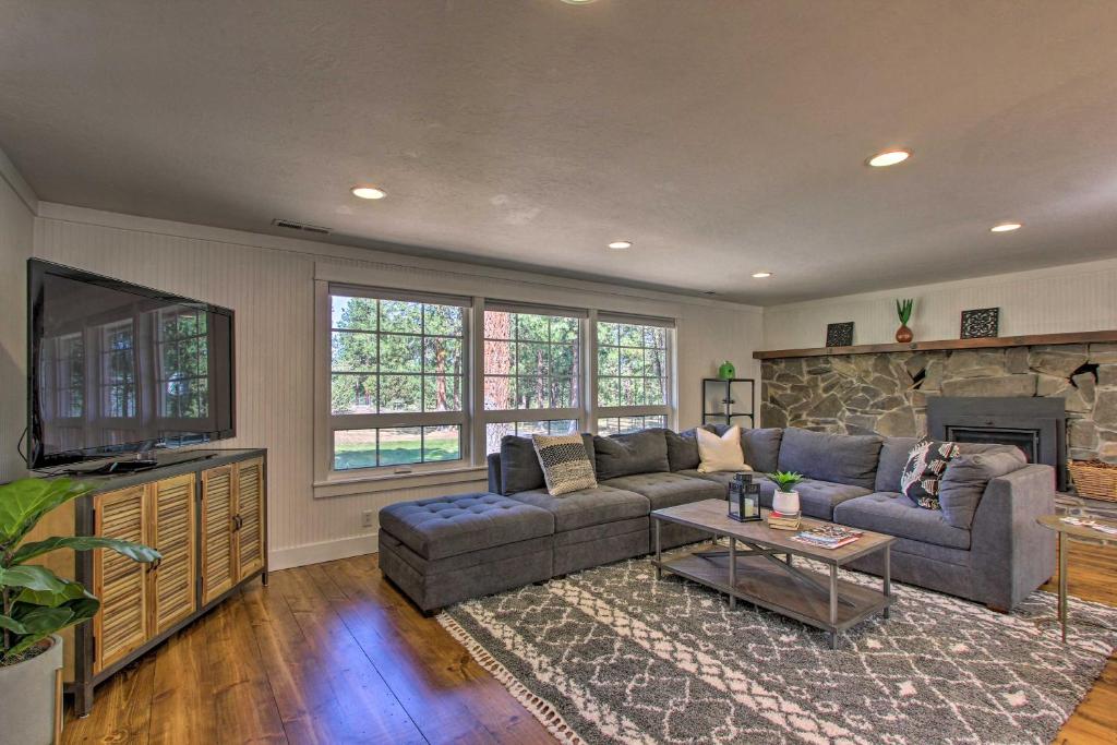 Bend Hideaway on 3 Acres with Decks and Fire Pit! - image 3