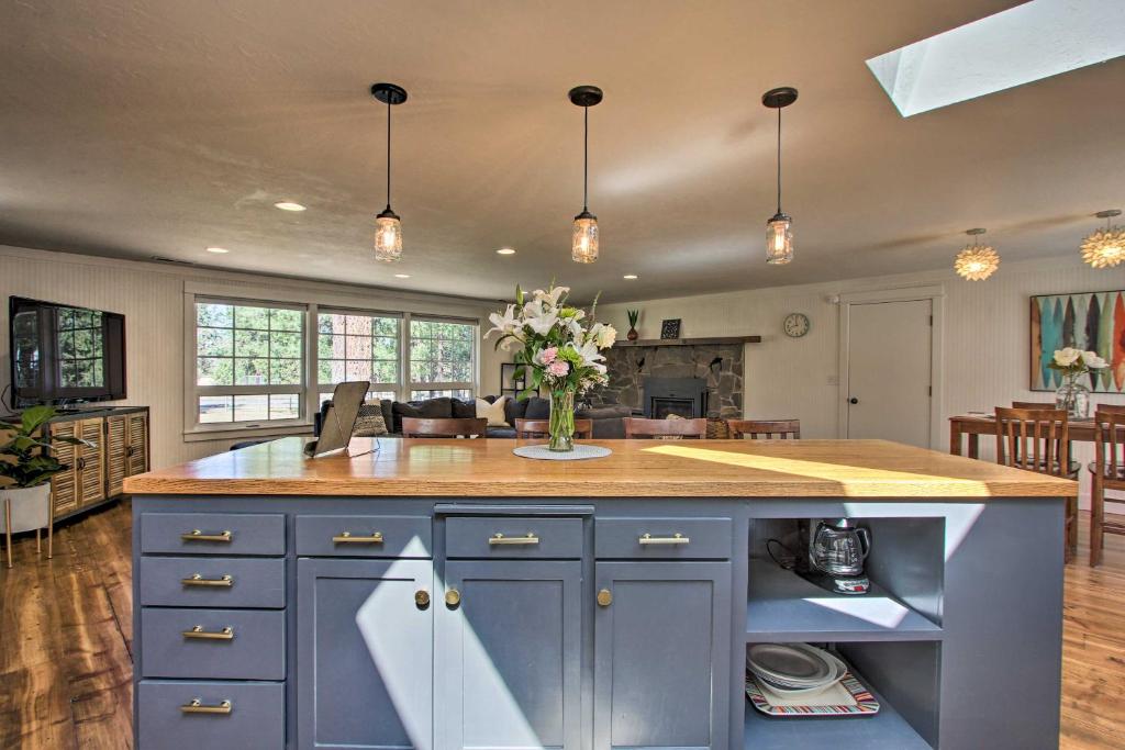 Bend Hideaway on 3 Acres with Decks and Fire Pit! - image 4