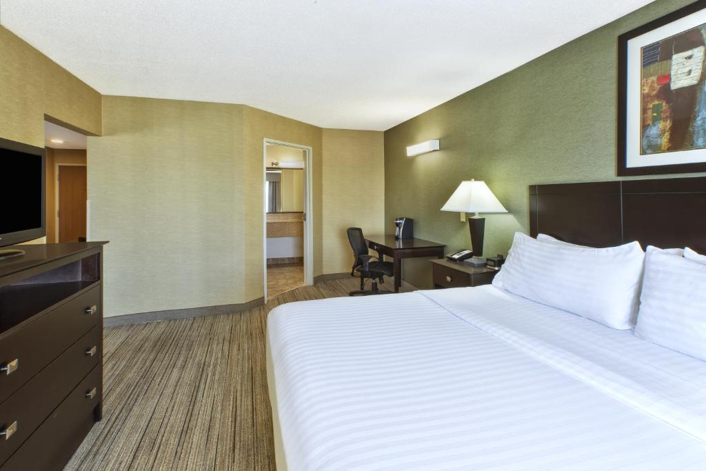 Holiday Inn Express Hotel & Suites Benton Harbor an IHG Hotel - image 4