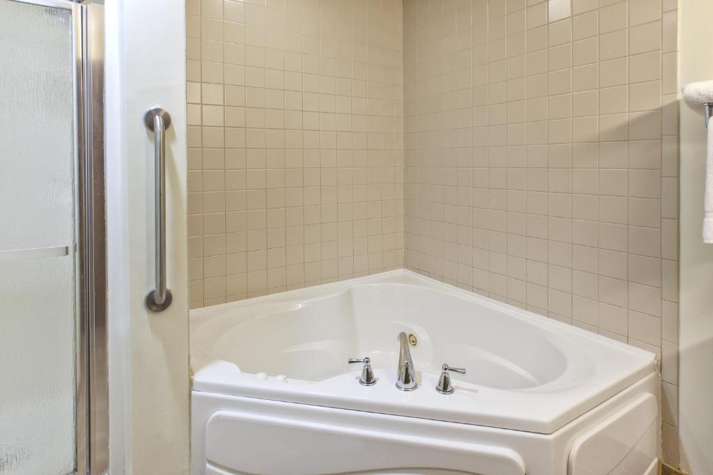Holiday Inn Express Hotel & Suites Benton Harbor an IHG Hotel - image 5