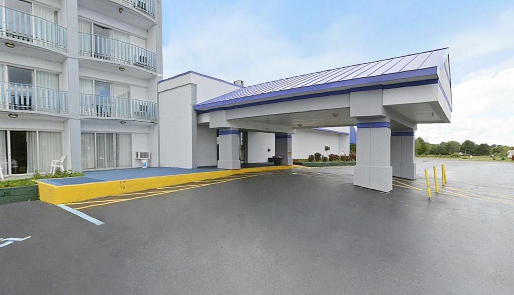 Howard Johnson by Wyndham Benton Harbor - main image