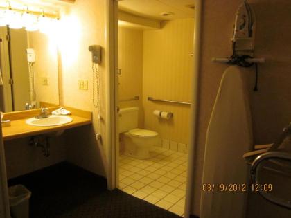 Howard Johnson by Wyndham Benton Harbor - image 9