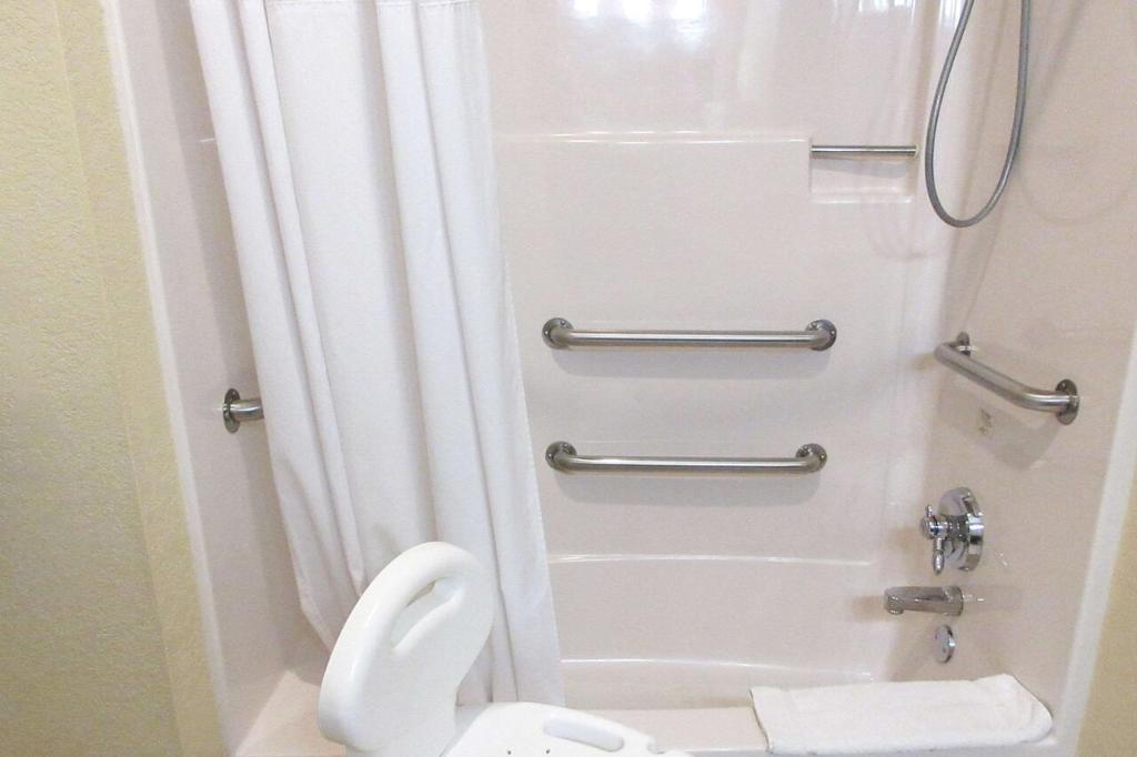 Quality Inn & Suites - image 5