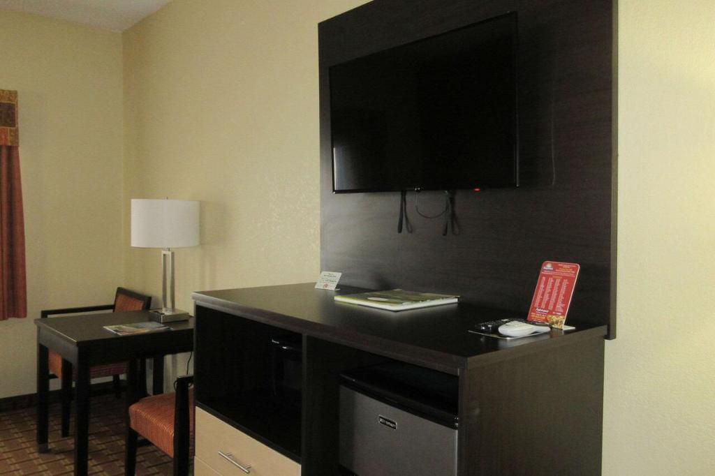 Quality Inn & Suites - image 7