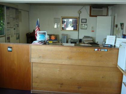 Gray Plaza Motel - image 12