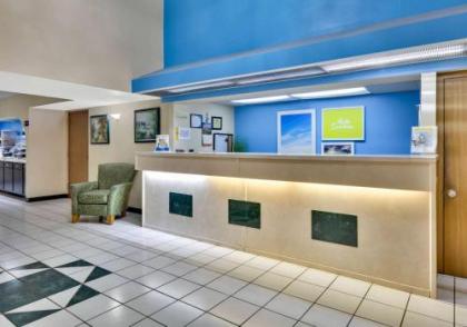 Days Inn & Suites by Wyndham Bentonville - image 2