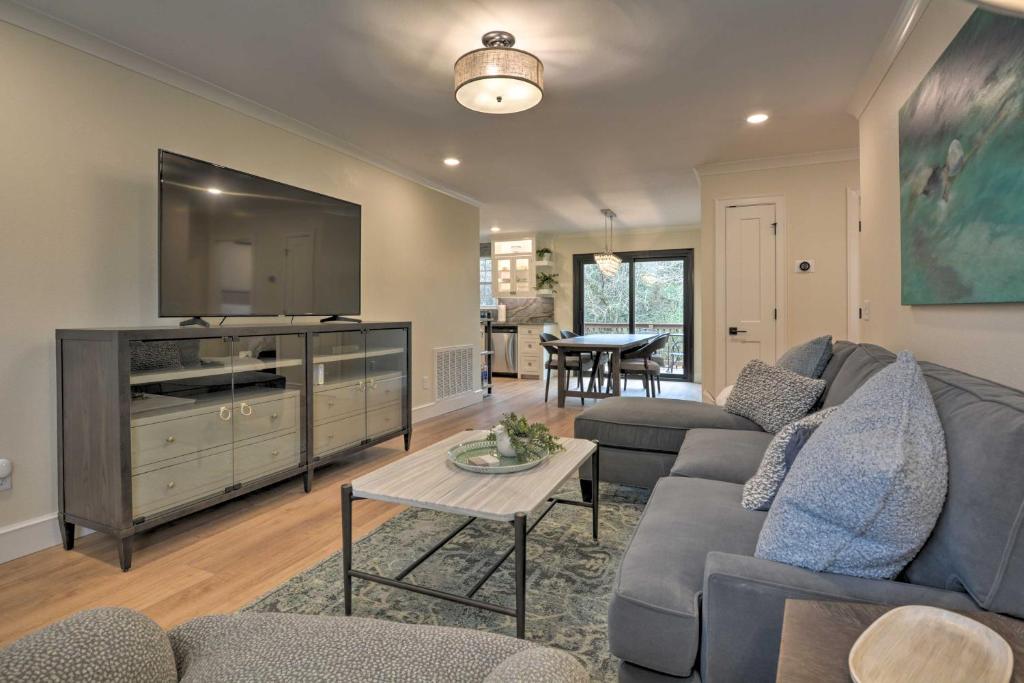 Completely Remodeled Retreat Less Than 1 Mile to Dwtn - main image