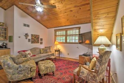 Couples Cabin - 5 Mi to DT Berkeley Springs! - image 1