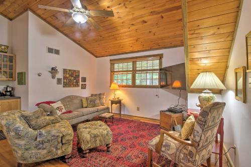 Couples Cabin - 5 Mi to DT Berkeley Springs! - main image