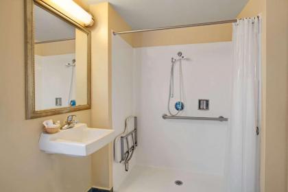 Super 8 by Wyndham Berkeley - image 2
