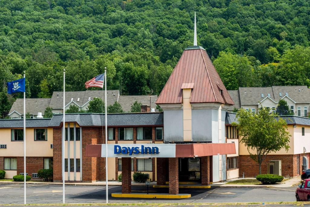 Days Inn by Wyndham Berlin Meriden - main image