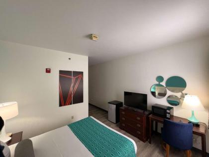 Howard Johnson by Wyndham Bethel - image 15