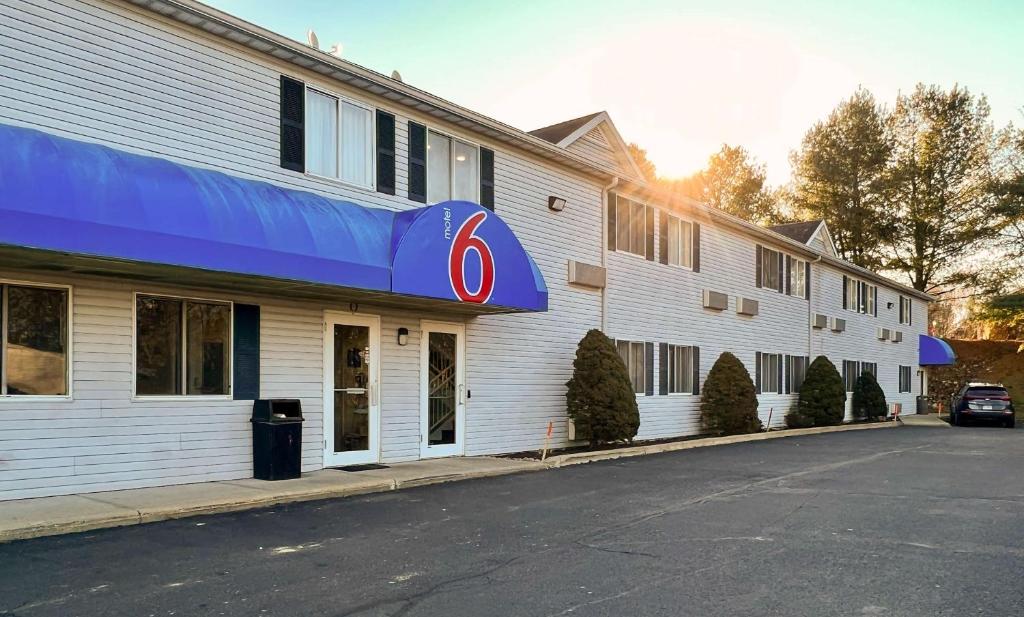 Howard Johnson by Wyndham Bethel - image 3