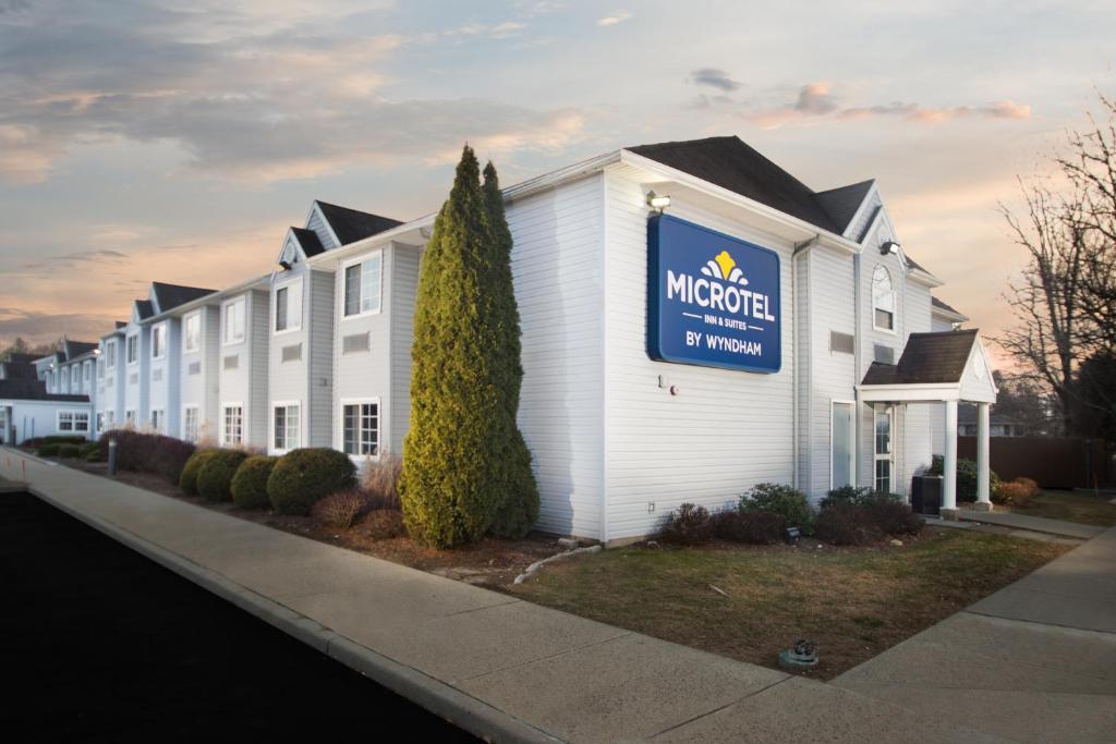 Microtel Inn & Suites by Wyndham Bethel/Danbury - image 2