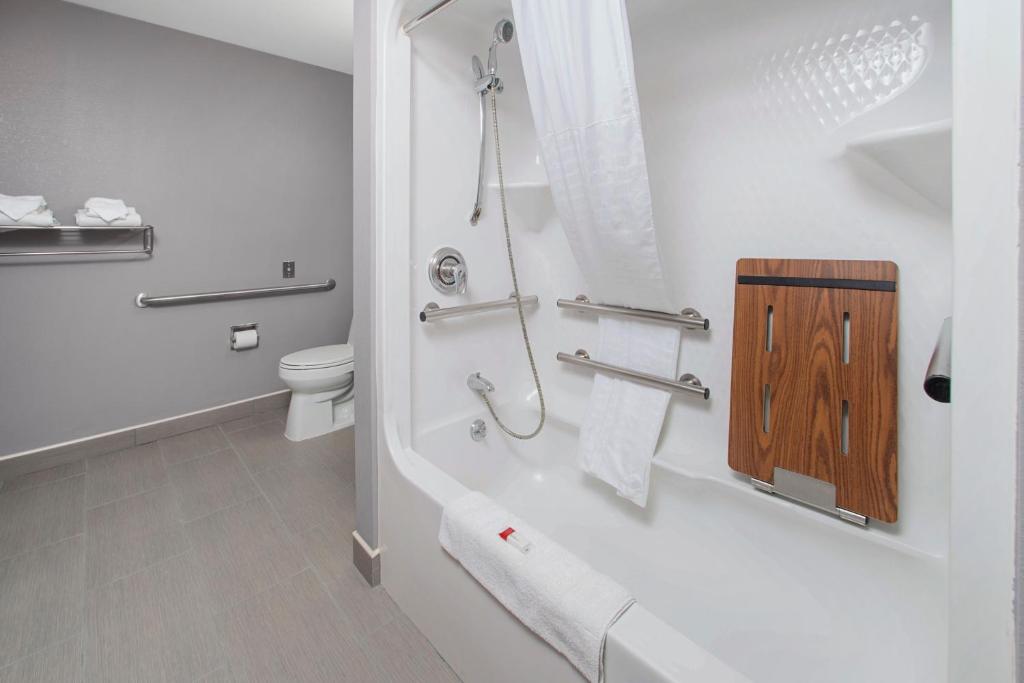 Microtel Inn & Suites by Wyndham Bethel/Danbury - image 4