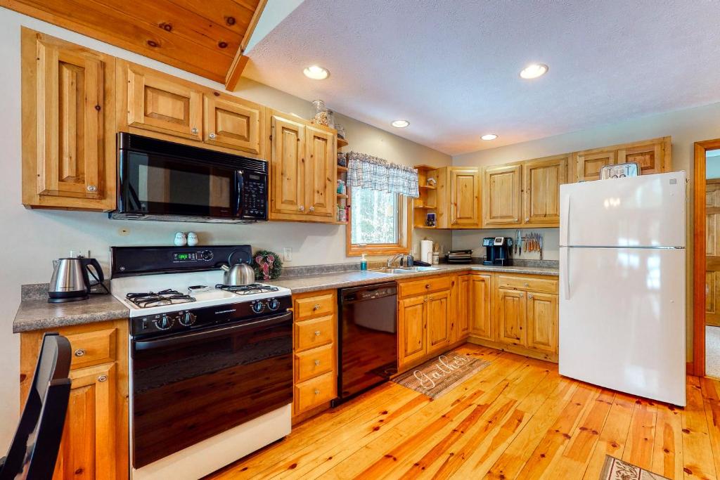 Sunday River Sunny Chalet - image 6