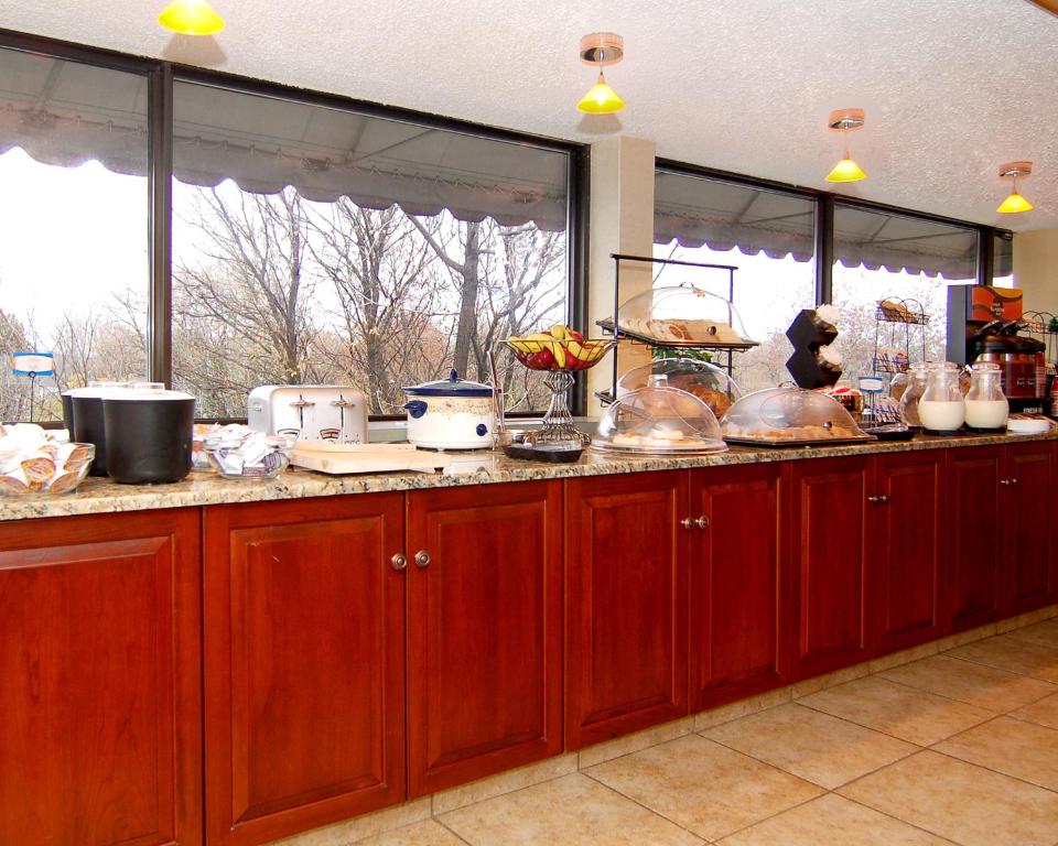 The View Inn & Suites Bethlehem / Allentown / Lehigh Airport - image 4