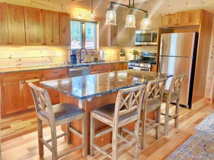 UV Log home with direct Cannon Mountain views Minutes to attractions Fireplace Pool Table AC - image 15
