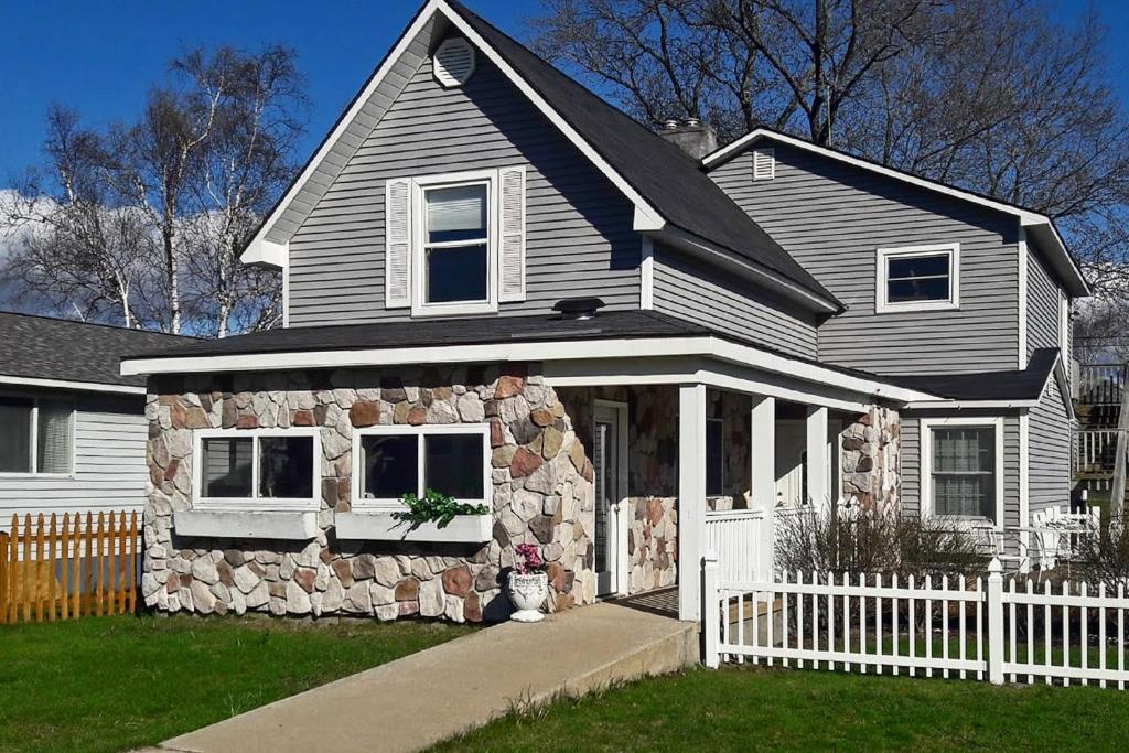 Beulah House - Steps to Crystal Lake Beach! - main image