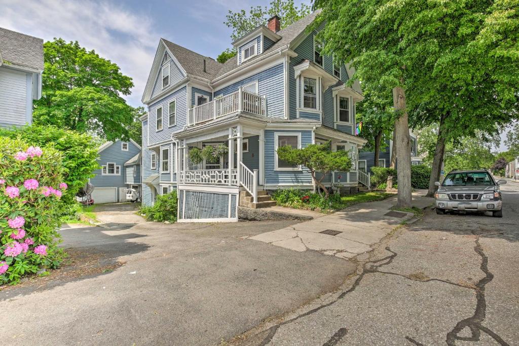 Quaint Beverly Townhome Walk to Beach and Downtown! - image 3