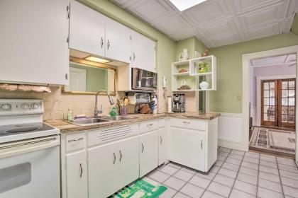 Quaint Beverly Townhome Walk to Beach and Downtown! - image 9