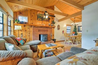 Big Bear Cabin with Private Deck and Hot Tub near Resorts