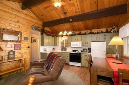 Cozy Red Cabin - image 2