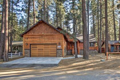 Cozy Alpine Escape with Hot Tub Less Than 1 Mile to Skiing!