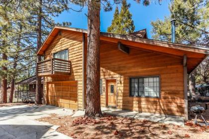 Cozy Hollow   1890 by Big Bear Vacations
