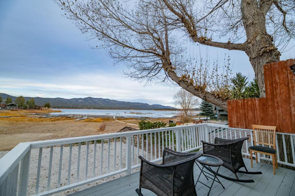 Lakefront Oasis - image 4
