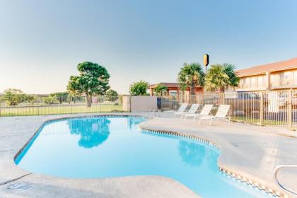 Super 8 by Wyndham Big Spring TX - image 1