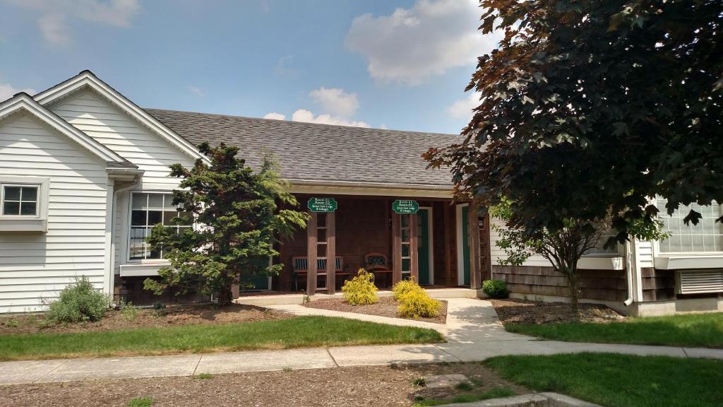 Spruce Lane Lodge and Cottages - main image