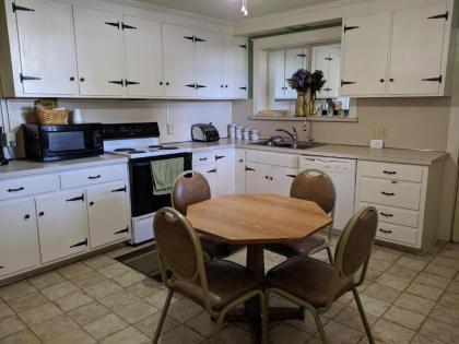 Spruce Lane Lodge and Cottages - image 10