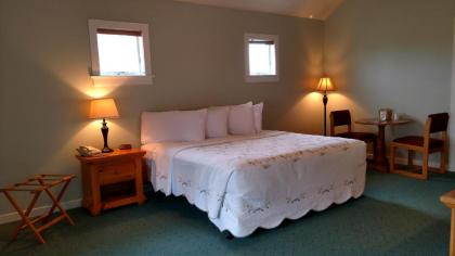 Spruce Lane Lodge and Cottages - image 2