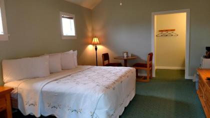 Spruce Lane Lodge and Cottages - image 3