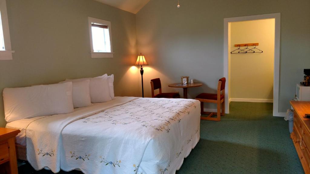 Spruce Lane Lodge and Cottages - image 3