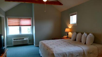 Spruce Lane Lodge and Cottages - image 4