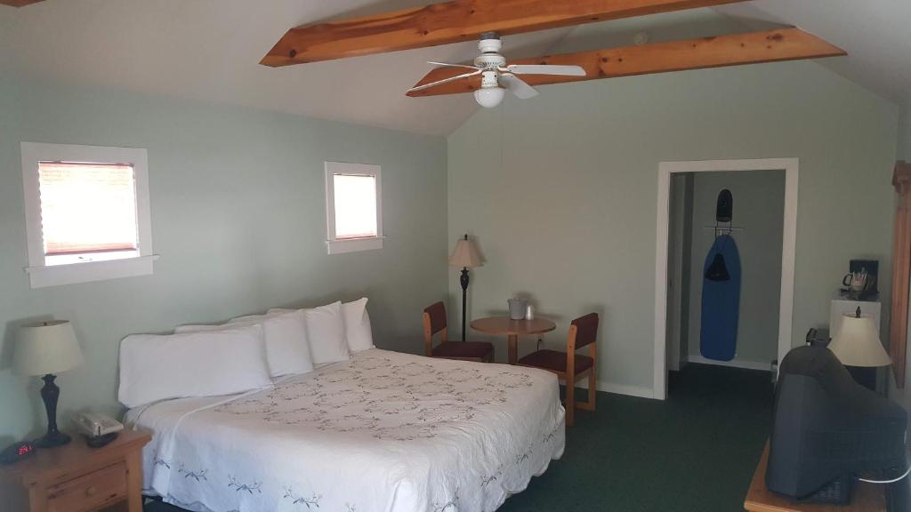 Spruce Lane Lodge and Cottages - image 7