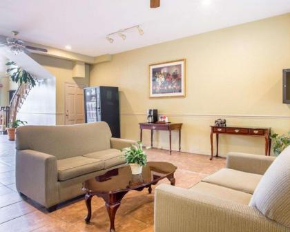 Econo Lodge Birmingham - image 3