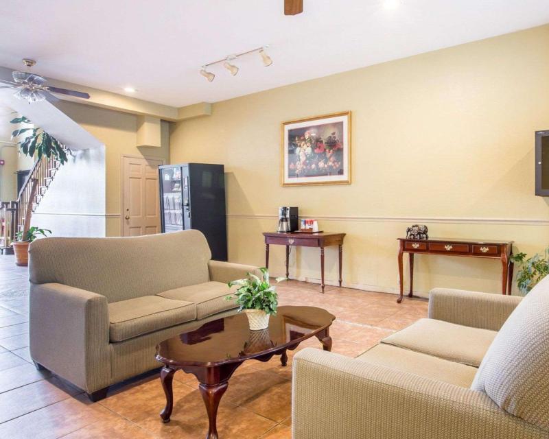 Econo Lodge Birmingham - image 3
