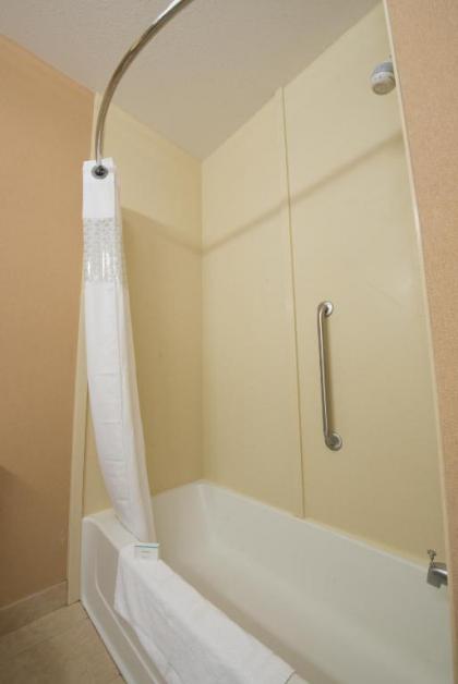 Hampton Inn Bismarck - image 10