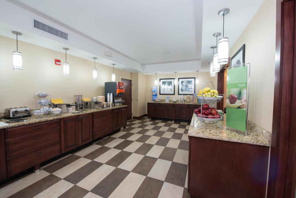 Hampton Inn Bismarck - image 7