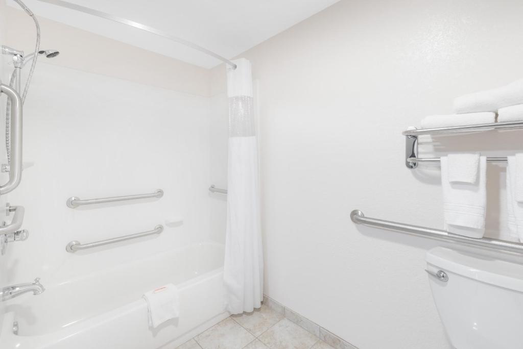 Days Inn by Wyndham Bismarck - image 2