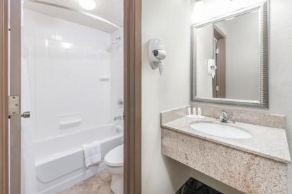 Days Inn by Wyndham Bismarck - image 5