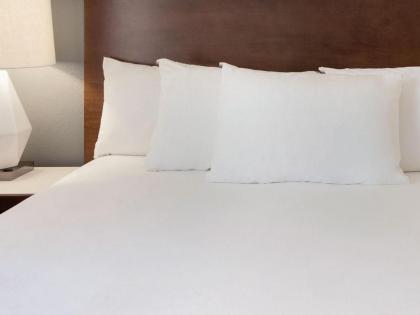 Radisson Hotel Bismarck - image 9