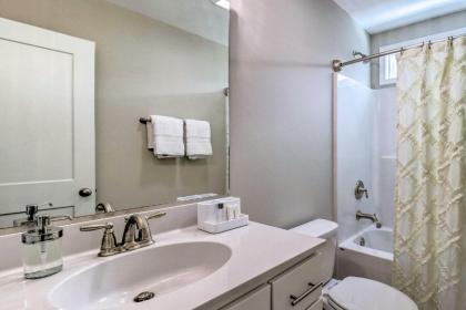 Modern Mountain Escape - Near Hiking Trails! - image 18