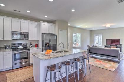 Modern Mountain Escape - Near Hiking Trails! - image 3