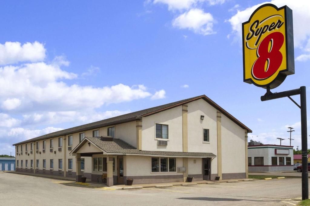Super 8 by Wyndham Blackwell - main image