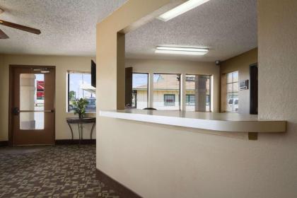Super 8 by Wyndham Blackwell - image 11